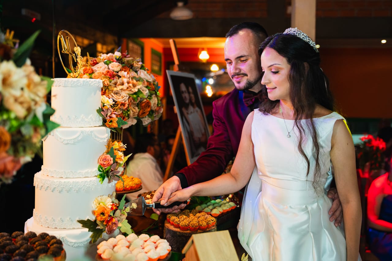 Noivos cortando o bolo de casamento